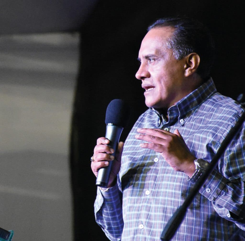 Apóstol Jorge Villavicencio predicando
